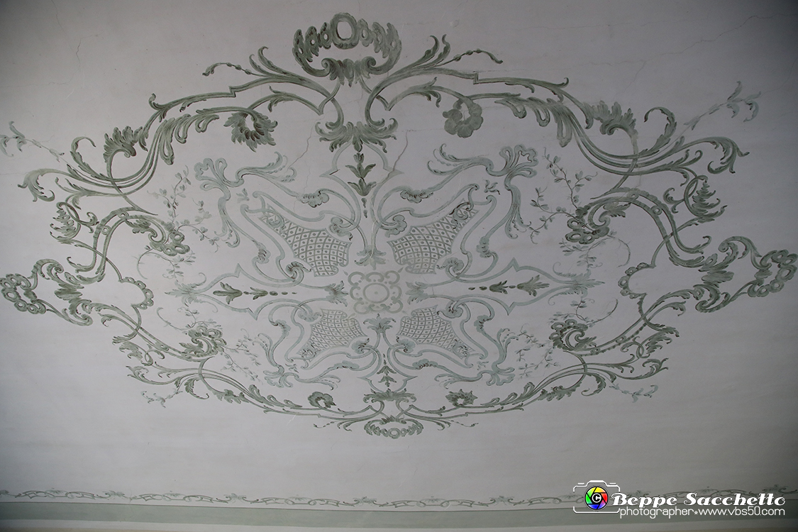 VBS_6592 - Villa Pisani - Stra (Venezia).jpg - STANZA DELLA CONTESSA MIRAFIORI  Nella sala affrescata nel XVIII secolo con motivi vegetali stilizzati è esposta una riproduzione fedele dell'abito indossato da Rosa Maria Vercellana contessa di Mirafiori e Fontanafredda, seconda moglie del re Vittorio Emanuele 